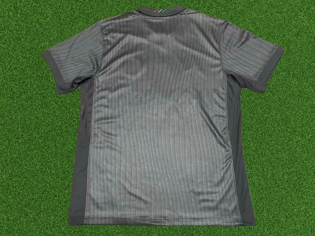 Het vierde tenue van Paris Saint-Germain voor het seizoen 2025/26.